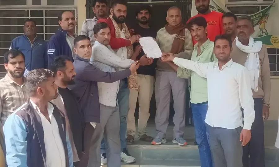 खारी नदी में नियमों की अनदेखी पर भड़के ग्रामीण, तहसीलदार को ज्ञापन सौंप बजरी खनन पर पाबंदी की मांग