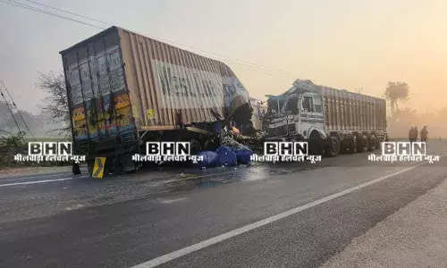 दो ट्रैकों की आमने-सामने की भिड़ंत दोनों चालक हुए गंभीर घायल