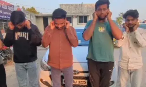 हाईवे पर जानलेवा स्टंट करने वाले छह युवक पुलिस की गिरफ्त में, माफी मांगकर छूटे हाईवे पर जानलेवा स्टंट करने वाले छह युवक पुलिस की गिरफ्त में, माफी मांगकर छूटे