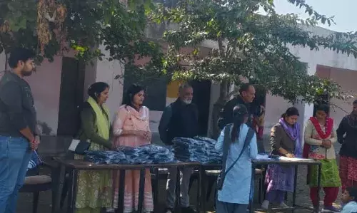 कालसांस स्कूल में ऊनी जैकेट वितरित कालसांस स्कूल में ऊनी जैकेट वितरित