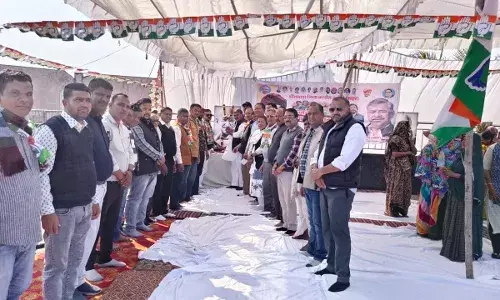 अंहिसा सर्कल पर एक दिवसीय धरना-अनशन, कार्यकर्ताओं ने मनरेगा कानून बचाने का संकल्प लिया