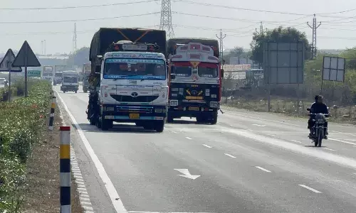 नेशनल हाईवे पर लेन सिस्टम फेल, नियमों की धज्जियां उड़ाते वाहन और मूकदर्शक अधिकारी