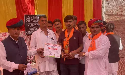 अनाथ बच्चों की मदद करने वाले मनोज का किया सम्मान