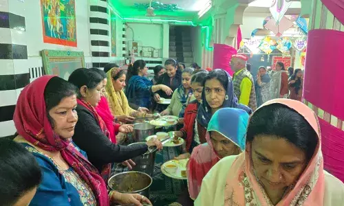 चंद्र दर्शन के उपलक्ष पर भजन-कीर्तन का हुआ आयोजन चंद्र दर्शन के उपलक्ष पर भजन-कीर्तन का हुआ आयोजन