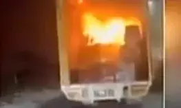 रमा विहार में फ्रीज लदा कंटेनर भभका, गैस सिलेंडर फटने की आशंका से फैली दहशत, आधा किलोमीटर दूर ले जाकर काबू पाया