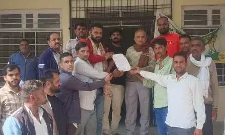 खारी नदी में बजरी खनन को लेकर ग्रामीणों ने तहसीलदार को सौंपा ज्ञापन