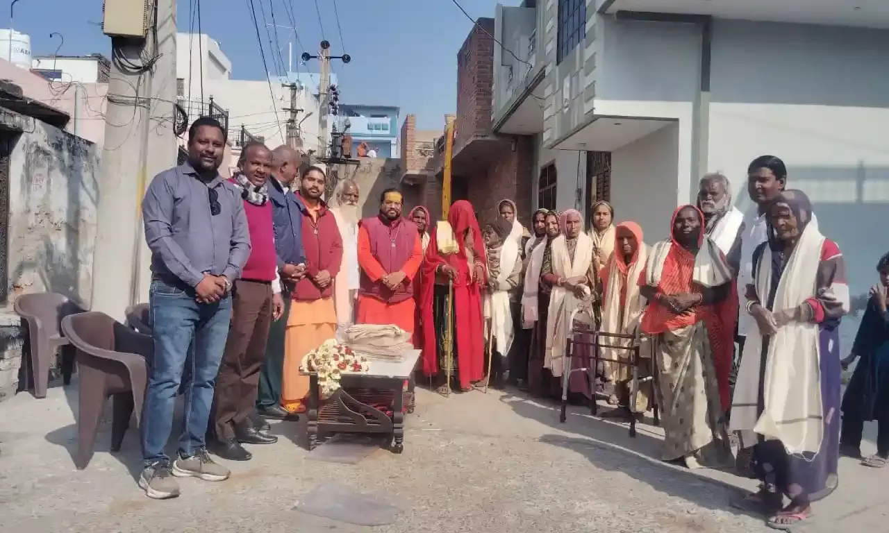 संतों के सानिध्य में निर्धन लोगों को शॉल वितरीत संतों के सानिध्य में निर्धन लोगों को शॉल वितरीत