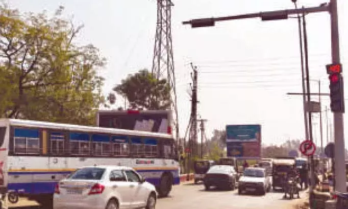 अजमेर चौराहा पुलिया पर ट्रैफिक सिग्नल सेवा शुरू, यातायात होगा सुगम और सुरक्षित