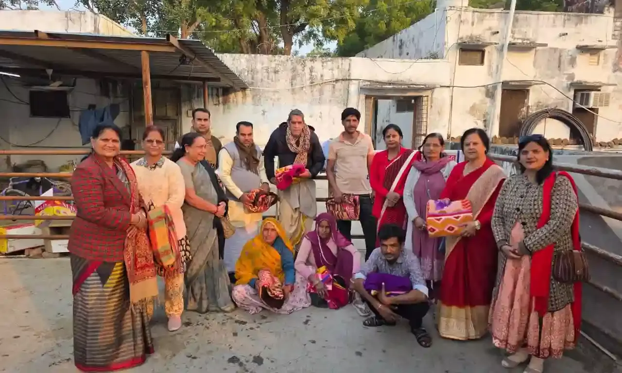 वैश्य फेडरेशन ने बसंत पंचमी पर फैलाई गर्माहट, जरूरतमंदों को बांटे कंबल