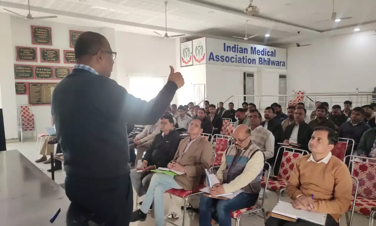 वृद्धजन स्वास्थ्य सुदृढ़ीकरण को लेकर चिकित्सकों की समीक्षा बैठक आयोजित वृद्धजन स्वास्थ्य सुदृढ़ीकरण को लेकर चिकित्सकों की समीक्षा बैठक आयोजित