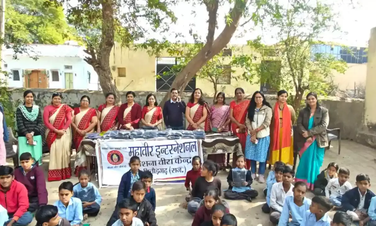 सर्दी से बचाव हेतु 130 स्वेटर किए वितरित