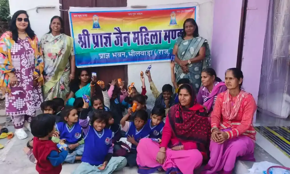 शीतलहर से बचाव हेतु किया स्वेटर वितरण