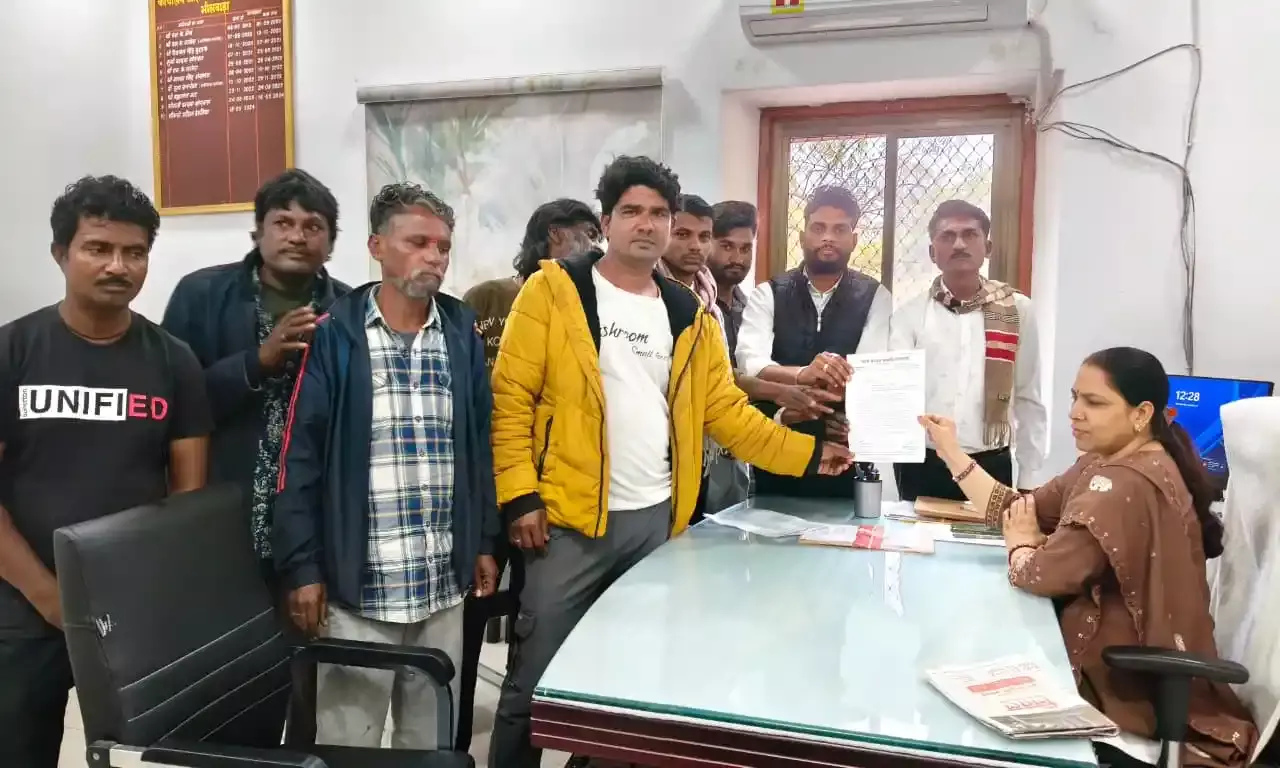 48 वर्षों से इंदिरा मार्केट में व्यापार कर रहे गुजराती वाघरी समाज के सामने रोजी-रोटी का संकट, मुख्यमंत्री के नाम सौंपा ज्ञापन 48 वर्षों से इंदिरा मार्केट में व्यापार कर रहे गुजराती वाघरी समाज के सामने रोजी-रोटी का संकट, मुख्यमंत्री के नाम सौंपा ज्ञापन