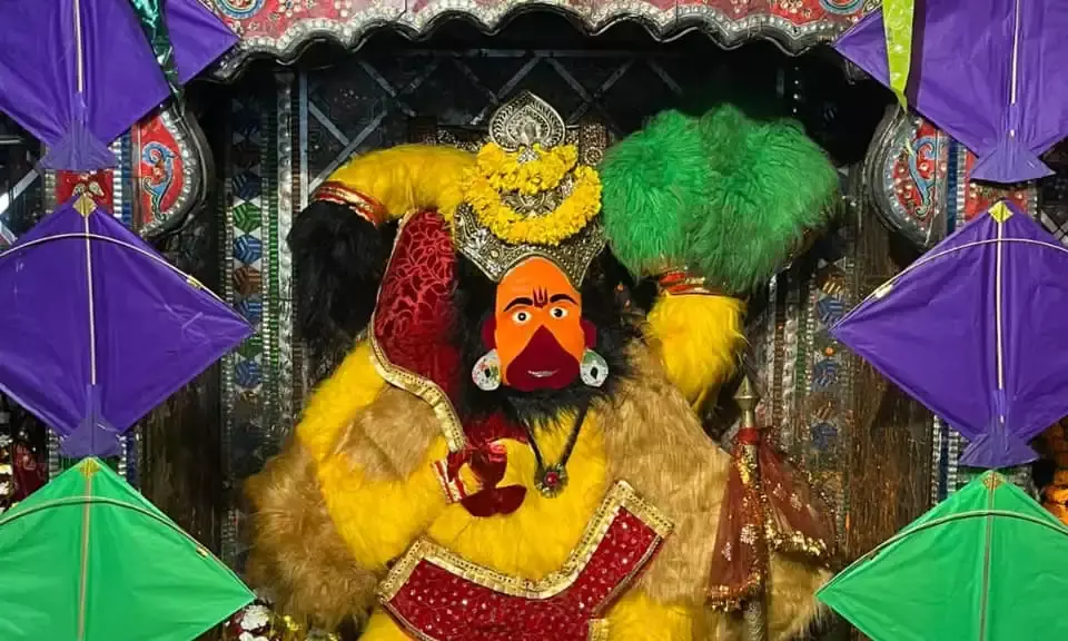 श्री बाल हनुमान मंदिर में 1008 पतंगों से सजा बालाजी महाराज का श्रृंगार