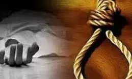 पचानपुरा में लकवे से ग्रसित प्रौढ़ ने फांसी लगाकर दी जान, गांव में फैली सनसनी पचानपुरा में लकवे से ग्रसित प्रौढ़ ने फांसी लगाकर दी जान, गांव में फैली सनसनी