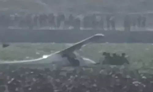 प्रयागराज में एयरफोर्स का ट्रेनिंग एयरक्राफ्ट क्रैश, तालाब में गिरने से मची अफरातफरी प्रयागराज में एयरफोर्स का ट्रेनिंग एयरक्राफ्ट क्रैश, तालाब में गिरने से मची अफरातफरी