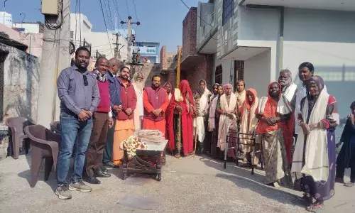 संतों के सानिध्य में निर्धन लोगों को शॉल वितरीत संतों के सानिध्य में निर्धन लोगों को शॉल वितरीत