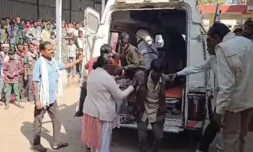 उदयपुर में जीप खाई में गिरने से 3 की मौत, 17 घायल उदयपुर में जीप खाई में गिरने से 3 की मौत, 17 घायल