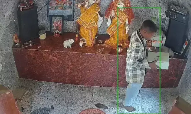 राधा कृष्ण मंदिर में दिनदहाड़े चोरी, दानपात्र उठाकर ले गया चोर, सीसीटीवी में कैद