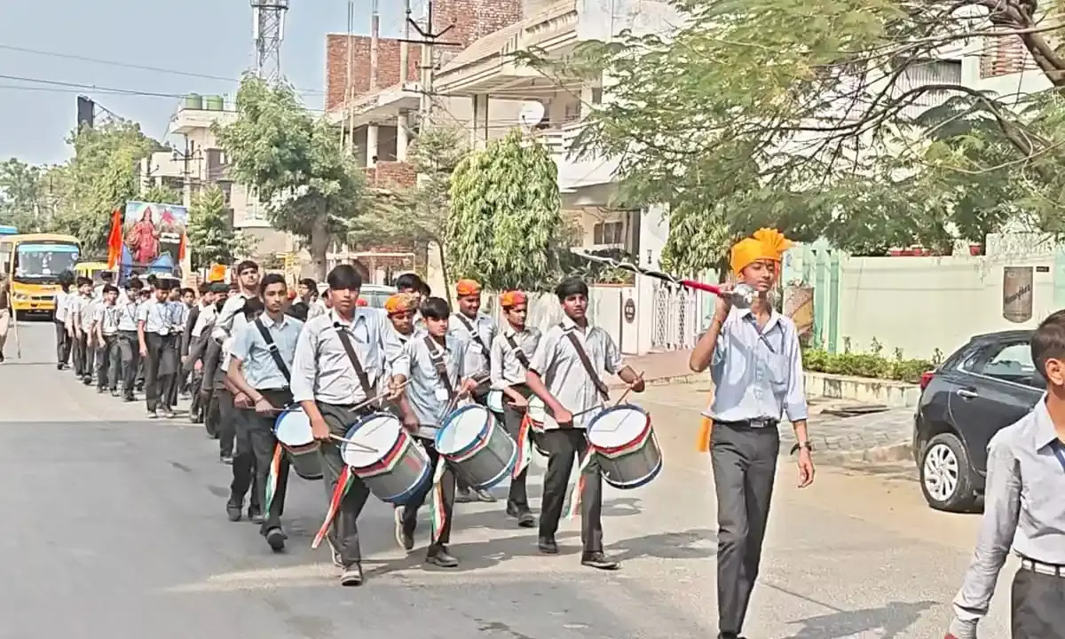 भीलवाड़ा में बैंड की धुन पर न‍िकला पथ संचलन, जगह-जगह पुष्‍प वर्षा से हुआ स्‍वागत