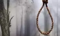 तेरह दिन से लापता युवक की खेत में पेड़ से लटकी मिली लाश, गांव में दहशत