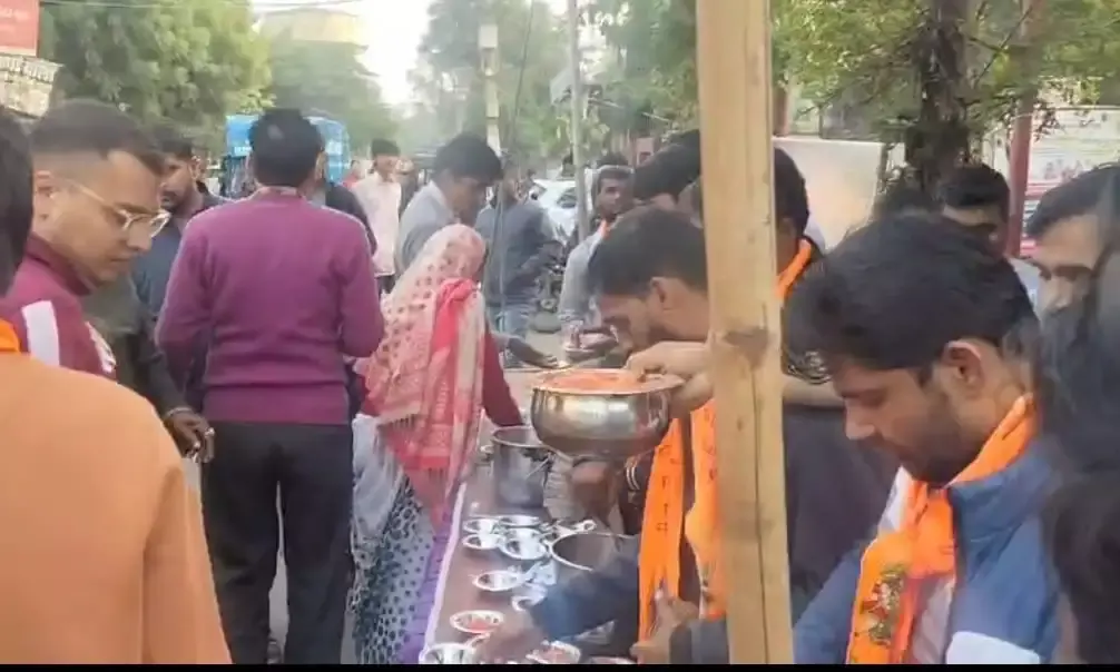 राम मंदिर प्राण प्रतिष्ठा की तीसरी वर्षगांठ पर 511 किलो गाजर हलवे का प्रसाद वितरण राम मंदिर प्राण प्रतिष्ठा की तीसरी वर्षगांठ पर 511 किलो गाजर हलवे का प्रसाद वितरण