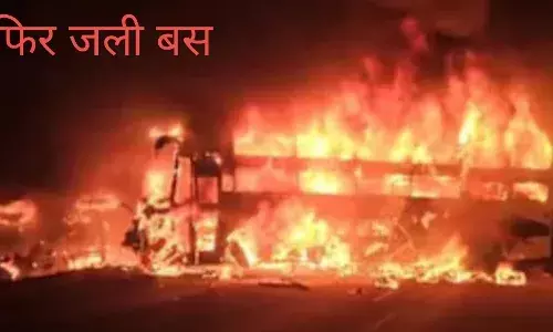 टायर फटने के बाद बस और कंटेनर में टक्कर, आग लगने से 3 की मौत टायर फटने के बाद बस और कंटेनर में टक्कर, आग लगने से 3 की मौत