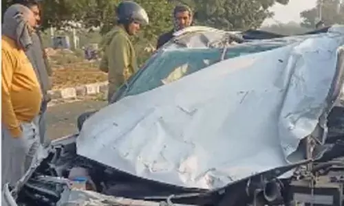 विवेक विहार में फिल्मी स्टाइल सड़क हादसा, गाड़ी पलटी और टैक्सी क्षतिग्रस्त