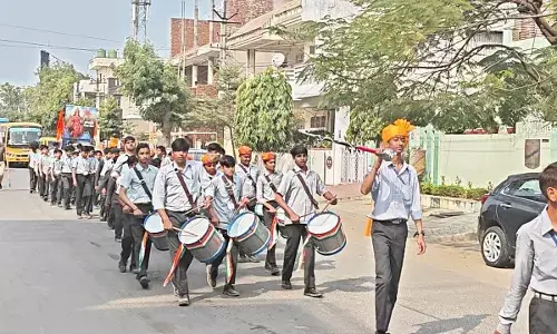 भीलवाड़ा में बैंड की धुन पर न‍िकला पथ संचलन, जगह-जगह पुष्‍प वर्षा से हुआ स्‍वागत