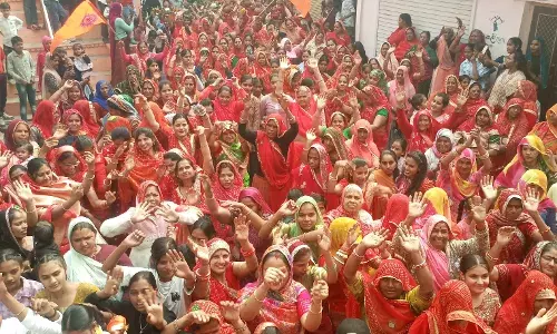 हमीरगढ़ में विराट हिंदू सम्मेलन के दौरान कलश यात्रा और शोभायात्रा से गूंजा शहर हमीरगढ़ में विराट हिंदू सम्मेलन के दौरान कलश यात्रा और शोभायात्रा से गूंजा शहर