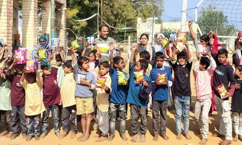 गौशाला में गायों को देशी घी से बनी लापसी खिलाई, बच्चों को बांटी टी-शर्ट गौशाला में गायों को देशी घी से बनी लापसी खिलाई, बच्चों को बांटी टी-शर्ट