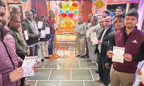 हिंदू सम्मेलन को लेकर घर-घर बांटे पीले चावल हिंदू सम्मेलन को लेकर घर-घर बांटे पीले चावल