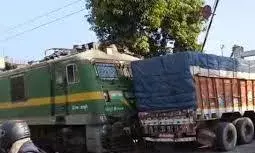 झारखंड में ट्रेन-ट्रक भिड़ंत, देवघर रेलवे क्रॉसिंग पर हड़कंप झारखंड में ट्रेन-ट्रक भिड़ंत, देवघर रेलवे क्रॉसिंग पर हड़कंप