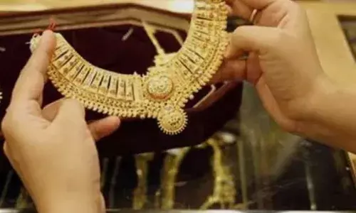 सोने और चांदी की कीमतों में भारी गिरावट, चांदी 3 लाख के नीचे लुढ़की