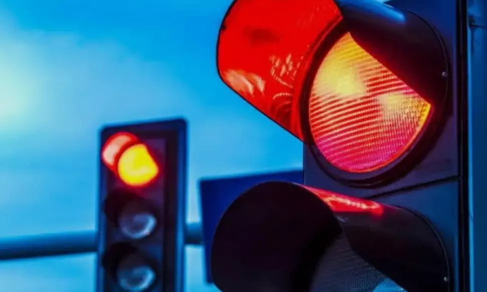 सर्किट हाउस तिराहा पर ट्रैफिक लाइट का काम शुरू, 15 दिन में मिलेगी जाम से मुक्ति सर्किट हाउस तिराहा पर ट्रैफिक लाइट का काम शुरू, 15 दिन में मिलेगी जाम से मुक्ति