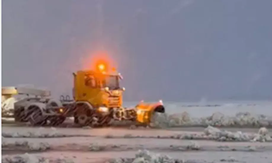 बर्फबारी के चलते श्रीनगर में हवाई सेवाएं बाधित बर्फबारी के चलते श्रीनगर में हवाई सेवाएं बाधित