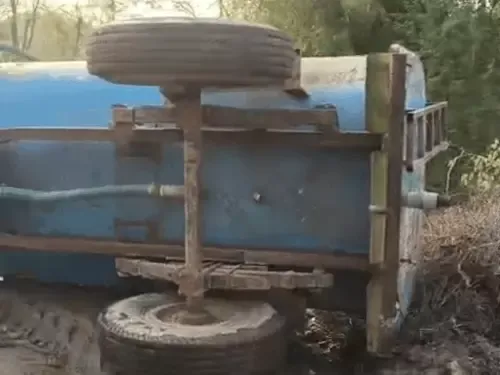 खराब सड़क से मालासेरी में टैंकर पलटा, एक घायल खराब सड़क से मालासेरी में टैंकर पलटा, एक घायल