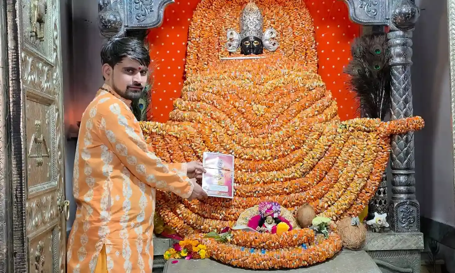 काशीपुरी धाम में बसंत पंचमी पर विशेष पूजा व प्रसाद वितरण