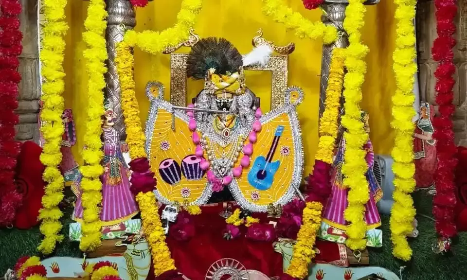 बसंत पंचमी पर पीतांबर रंग में रंगे सांवरिया सेठ, वाद्य यंत्रों के बीच बिखरी अलौकिक आभा