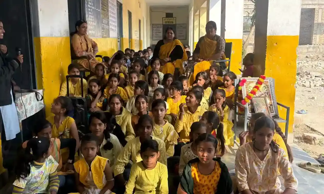 बसंत पंचमी के त्यौहार पर मां सरस्वती की पूजा बसंत पंचमी के त्यौहार पर मां सरस्वती की पूजा