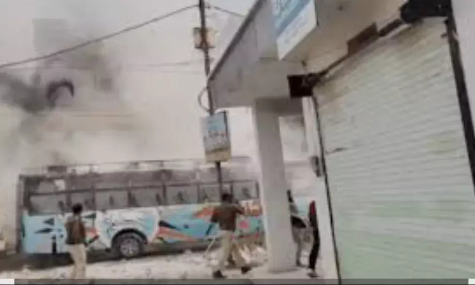 तराना में सांप्रदायिक तनाव गहराया, बस स्टैंड पर पथराव और बस में लगाई आग, भारी पुलिस बल तैनात तराना में सांप्रदायिक तनाव गहराया, बस स्टैंड पर पथराव और बस में लगाई आग, भारी पुलिस बल तैनात