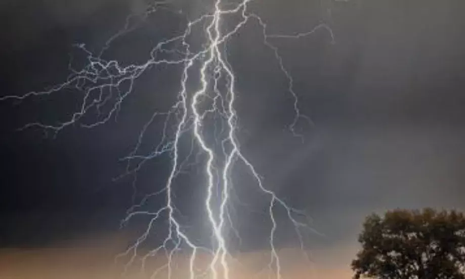 भरतपुर: आकाशीय बिजली का कहर, महिला गंभीर रूप से झुलसी, भैंस की मौत भरतपुर: आकाशीय बिजली का कहर, महिला गंभीर रूप से झुलसी, भैंस की मौत