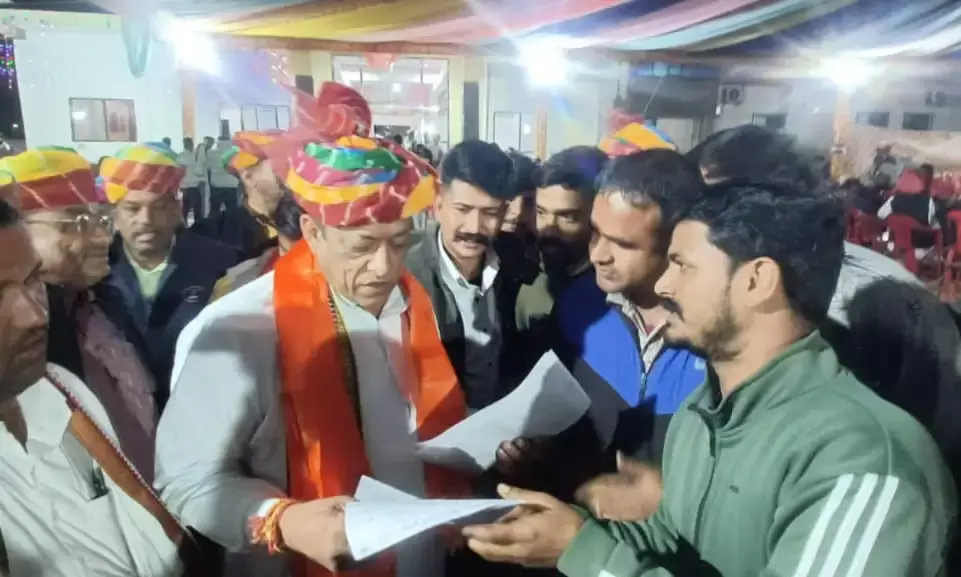 मेरिट प्लस बोनस भर्ती की मांग को लेकर कैबिनेट मंत्री को सौंपा ज्ञापन