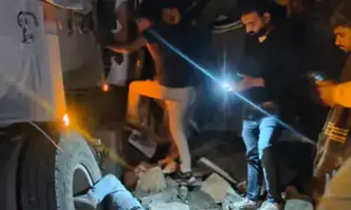 नीमच में भीषण सड़क हादसा: बेकाबू ट्रेलर ने बाइक सवारों को 50 फीट तक घसीटा, दो युवकों की दर्दनाक मौत नीमच में भीषण सड़क हादसा: बेकाबू ट्रेलर ने बाइक सवारों को 50 फीट तक घसीटा, दो युवकों की दर्दनाक मौत