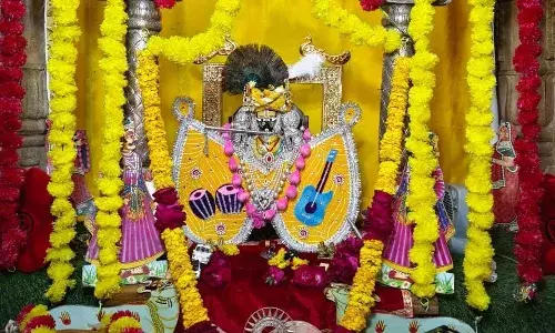 बसंत पंचमी पर पीतांबर रंग में रंगे सांवरिया सेठ, वाद्य यंत्रों के बीच बिखरी अलौकिक आभा बसंत पंचमी पर पीतांबर रंग में रंगे सांवरिया सेठ, वाद्य यंत्रों के बीच बिखरी अलौकिक आभा