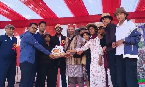 सड़क सुरक्षा के तहत नाटक का मंचन