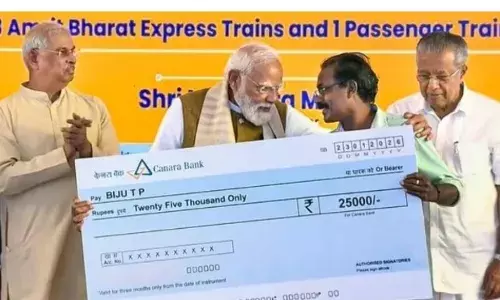 पीएम मोदी ने केरल से PM SVANidhi क्रेडिट कार्ड किया लॉन्च, नई ट्रेन सेवाओं को भी दिखाई हरी झंडी पीएम मोदी ने केरल से PM SVANidhi क्रेडिट कार्ड किया लॉन्च, नई ट्रेन सेवाओं को भी दिखाई हरी झंडी