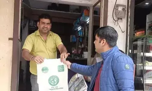 देवगढ़ में सिंगल यूज प्लास्टिक के खिलाफ संयुक्त अभियान, कपड़े की थैलियां वितरित