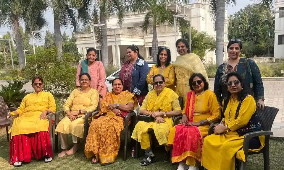 उड़ान क्लब ने पीले फूलों और भजनों के साथ मनाया बसंत उत्सव उड़ान क्लब ने पीले फूलों और भजनों के साथ मनाया बसंत उत्सव