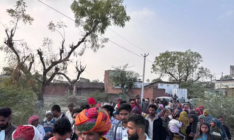 ईंटमारिया में विद्यालय बनवाने के लिये सात वर्ष नंगे पांव रहे पूर्व सरपंच  पांडे